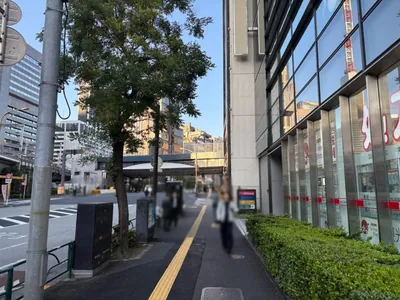 メニルへの道順 2／12：道路を左手に直進します。