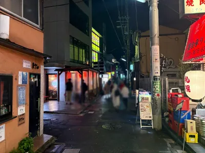 カリスへの道順 7／7：左手路地を越えた先、すぐ右手に三軒茶屋カリスの入る「GREST三軒茶屋」があります。