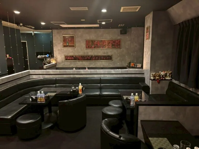 茜（アカネ）の店内