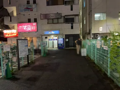 マテリアへの道順 6／6：駐輪場の間の通路の突き当りに溝の口マテリアの入る「和孝ビル」があります。