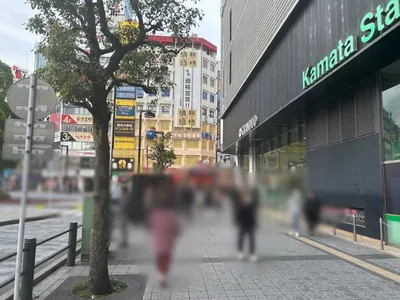 レッドへの道順 2／6：駅を背にして右手に進みます。