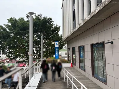 カーニバルへの道順 4／9：突き当りの階段を下ります。