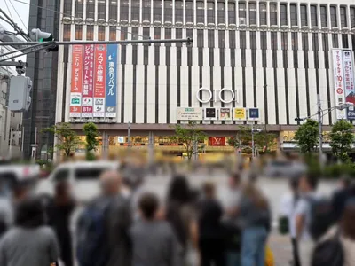 シャンブルズへの道順 3／9：正面の横断歩道を渡ります。