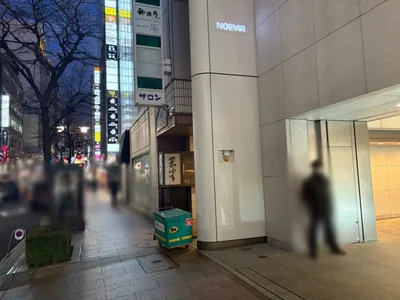 サロンへの道順 11／11：直進し、少し進むと右手に銀座サロンの入る「銀座金田中ビル」があります。