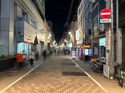 PG （SMILE BAR ピージー）への道順 5／5：十字路を越えて右手の2件目が池袋PGの入る「第Ⅲ絆ビル」です。