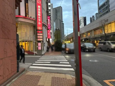 花ぐるま（ハナグルマ）への道順 8／10：「難波橋」の交差点から一つ目の路地も越えて直進します。