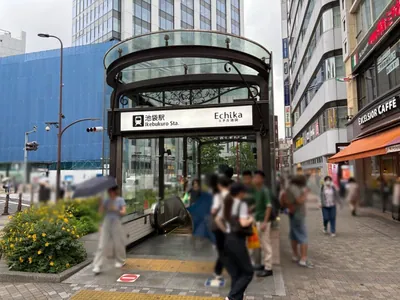 フォックスへの道順 1／6：「池袋駅」C6出口を出ます。