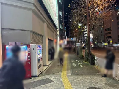 ハマーへの道順 2／5：道路を右手に直進します。