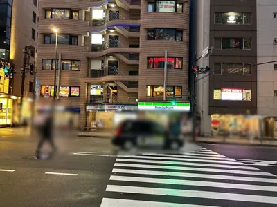 フュージョンラウンジへの道順 2／5：出口を背中にして右手の横断歩道を渡ります。