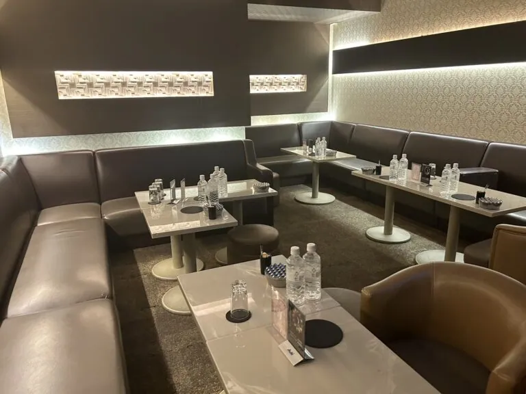 奏 (カナデ)の店内
