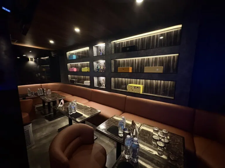 アジュールの店内