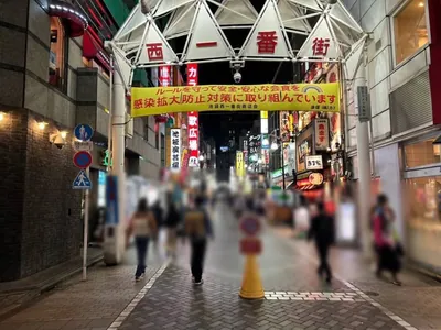 ロックへの道順 5／7：横断歩道を渡って西一番街に入って直進します。