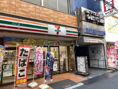 モダンタイムスへの道順 7／7：通り過ぎると左手にセブンイレブンが出てくるのでセブンイレブンの脇が大宮モダンタイムスの入口です。