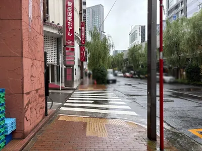 クラブ キューへの道順 8／10：三つ目の横断歩道を左折します。