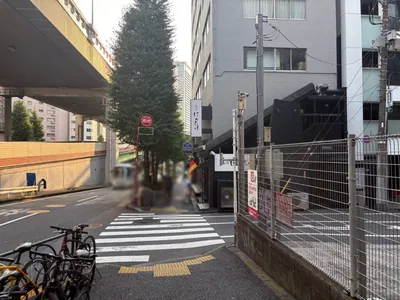 アジトへの道順 9／13：五つ目の路地も越えて直進を続けます。