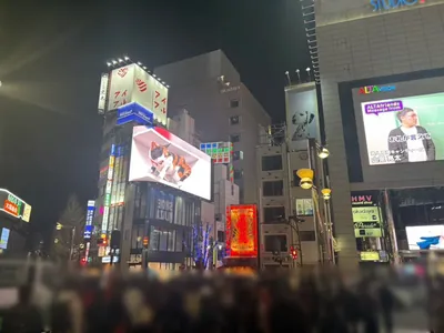 ノムノムへの道順 3／10：正面の横断歩道を渡って路地に入ります。