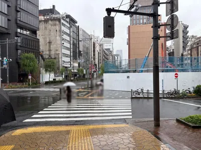 クラブ キューへの道順 4／10：二つ目の横断歩道を渡って右折します。