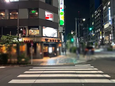 セブンへの道順 6／7：六つ目の横断歩道も渡り直進します。