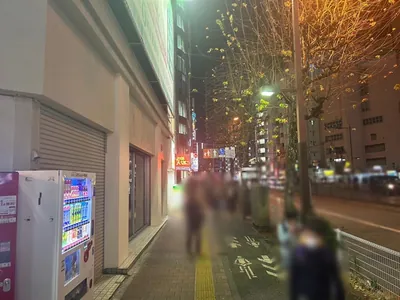 ブラッキーへの道順 2／5：道路を右手に直進します。