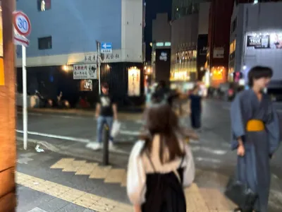 かえでのへやへの道順 12／15：左手三つ目の路地を左折します。