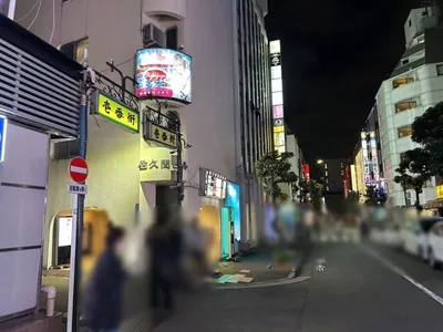 メゾンへの道順 9／9：路地を一つ過ぎた左手の角に五反田メゾンの入るビルがあります。