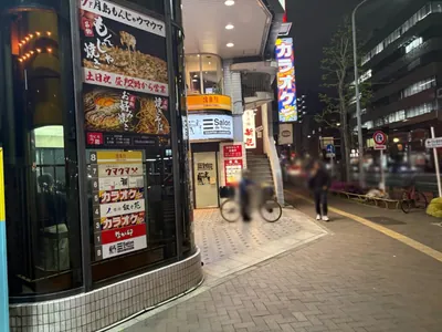 四ツ谷　サロンド四谷への道順 4／4：左折後すぐ左手に四ツ谷サロンド四谷の入る「中央ビル」があります。
