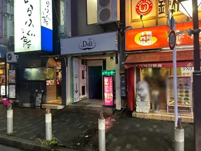 ダリへの道順 8／8：横断歩道を渡って左折すると、すぐ左手に錦糸町ダリの入るビルがあります。