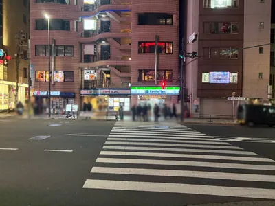 イレブンナインへの道順 2／4：出口を背にして、すぐ右手横断歩道を渡ります。
