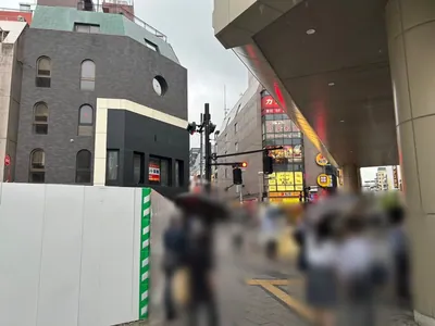 スイートへの道順 4／8：交差点が出てくるので左折します。