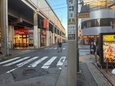 プレジデントへの道順 4／5：一つ目の十字路を越えて直進します。