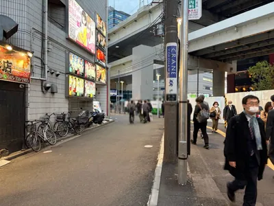 エルドラド （Eldorado横浜）への道順 2／3：正面の路地を直進します。