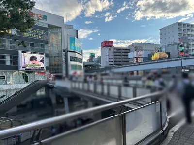 ドレスラインへの道順 2／9：駅を背中にして右前のコンコースを直進します。
