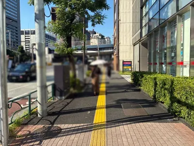 ロッカクアンへの道順 2／13：道路を左手にして直進します。