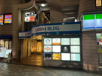 プリマ東京への道順 3／3：横断歩道を渡ってすぐ目の前に六本木プリマ東京が入る「アーバンビル」があります。