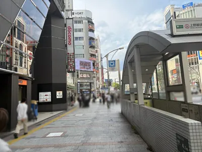 ピンへの道順 2／7：駅を右手に直進します。