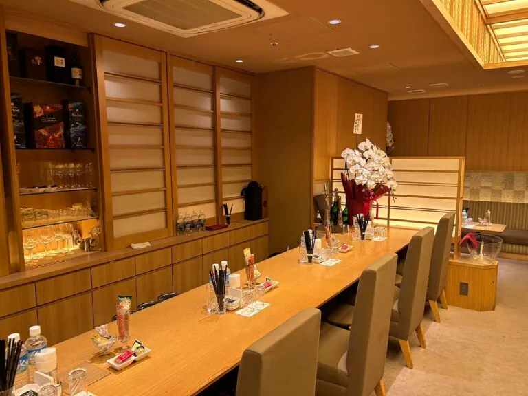 柳 （ヤナギ）の店内