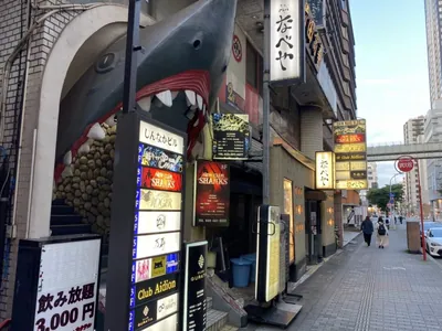 万寿 （マンジュ）への道順 14／14：左手のサメのビルが千葉万寿の入る通称サメビルです。