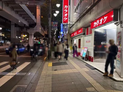 サロンド三軒茶屋への道順 2／5：出口を背にして右手に進みます。