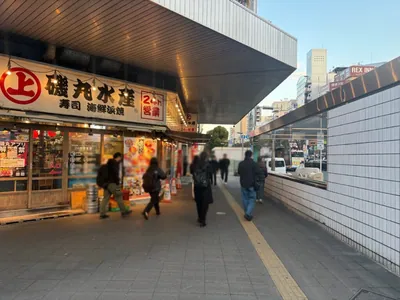 ジェム （GEMME 川崎）への道順 4／8：一つ目のスクランブル交差点を左折します。
