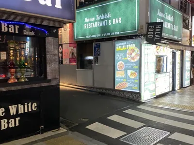 グローブへの道順 6／7：↑のケバブ屋さんが出てきたら左折します。