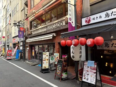 新宿三丁目　アステールへの道順 6／6：少し進むと右手に新宿三丁目アステールの入る「増蔵ビル」があります。