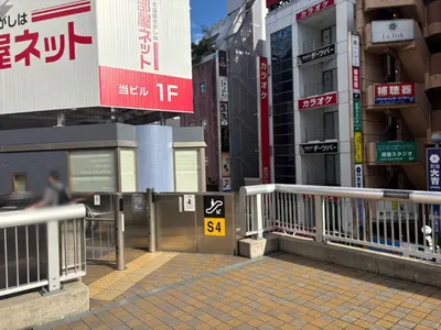 リオへの道順 3／6：左手のエスカレーターを下ります。