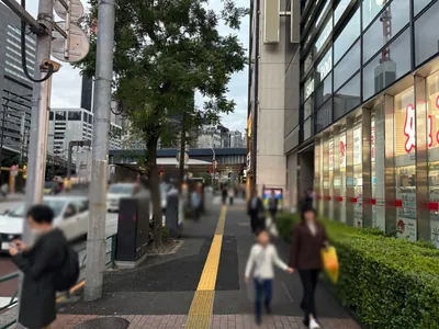 藤瀬 （フジセ）への道順 2／11：出口を背にし、道路を左手にして直進します。