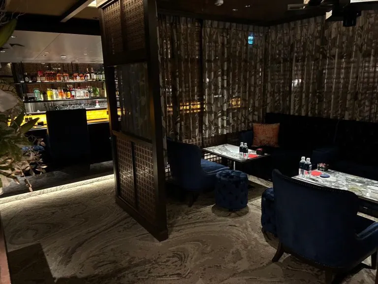 フォーシーズンの店内