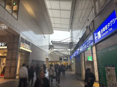 シギラへの道順 2／9：駅を背にして右に進みます。
