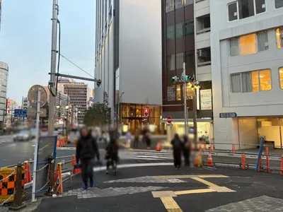 美南 （ミナミ）への道順 3／7：渡ったら左折し、一つ目の横断歩道を渡ります。