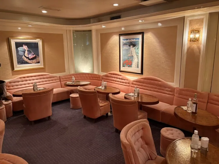 ドルフィンの店内