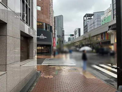 バンブーへの道順 7／10：「難波橋」の交差点を渡って直進をします。