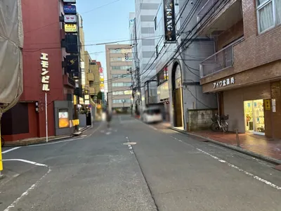 アモーレへの道順 10／11：左手の二つ目の路地も越えて直進をします。