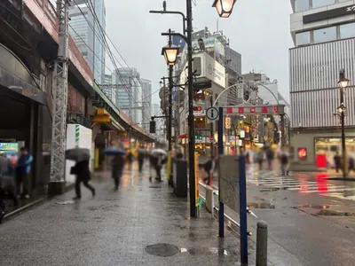 グレーシーへの道順 2／11：駅を背にして左手の横断報道を渡ります
